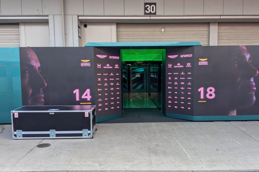 【F1日本GP:画像】アストンマーティンF1・ホンダに“置き配”･･･振動対策の切り札か？土曜日朝7時半、鈴鹿サーキットに届いた黒いケースとは？