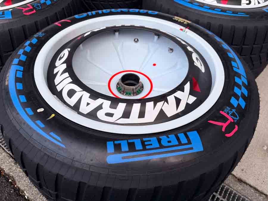 F1日本GPのタイヤに注目　レーシングブルズの特別リバリー仕様とベアマン50Gクラッシュの衝撃を受けた跡