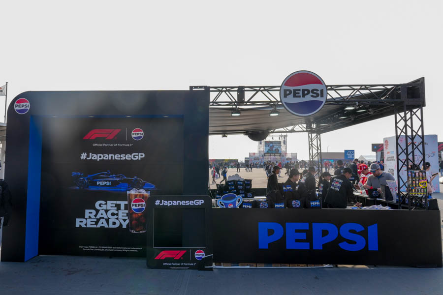 F1日本GP新規参入ペプシブース大盛況　限定バッグ付きの“PEPSI F1®️コンボ”が話題
