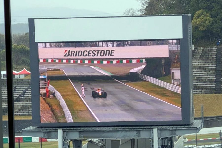 【F1タイヤテスト2日目午前：現地レポ】リンドブラッドがクラッシュ！F1日本GP後も熱気冷めず･･･雨の鈴鹿にファン増加、VIP席でF1初体験も