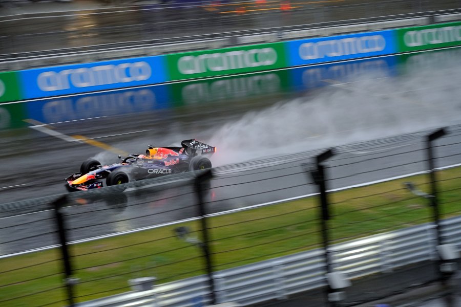 【動画：F1タイヤテスト2日目】雨の鈴鹿でリンドブラッドがクラッシュ･･･レッドブルは急遽撮影タイムでファンも大満足　角田裕毅は登場せず