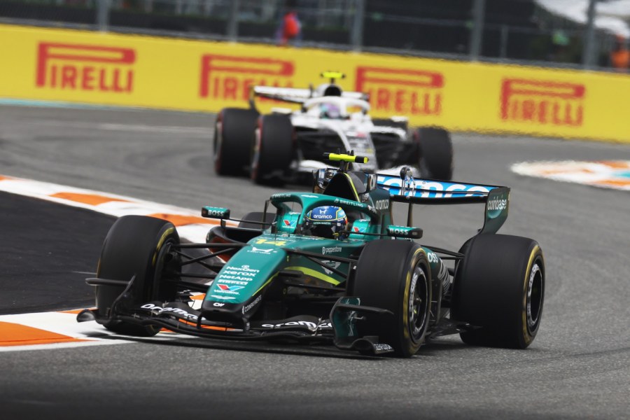 アロンソ、苦戦アストンマーティン・ホンダF1でも“楽しみ”見つける　ペレスとの駆け引きを満喫