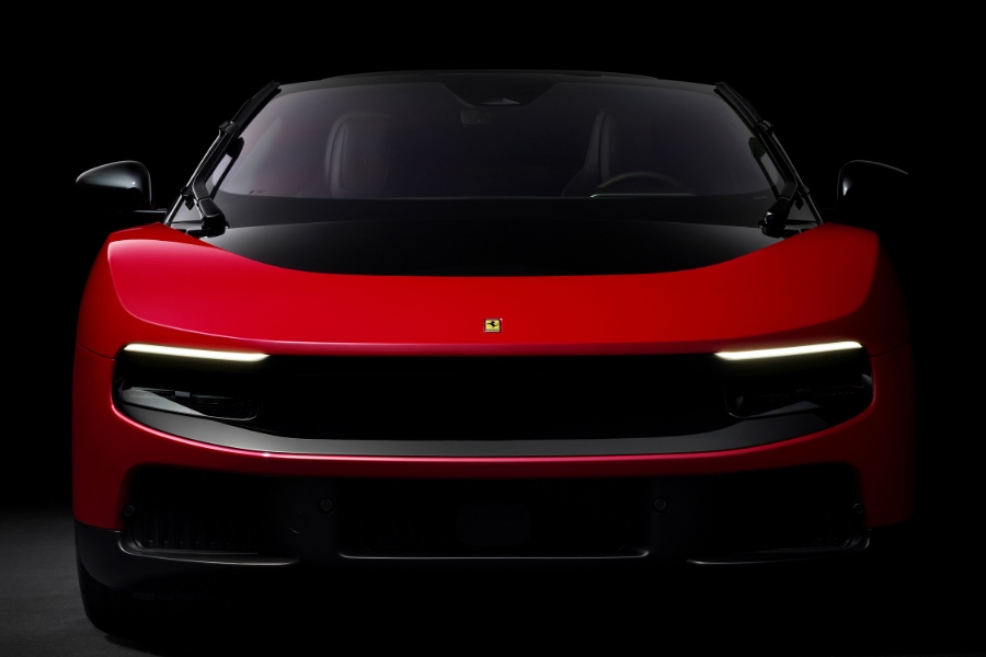 約1億200万円のフェラーリ初EV『Luce』に賛否　ハミルトンとルクレールが称賛した性能とは？