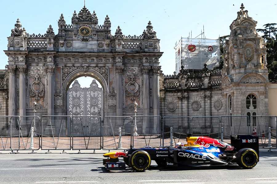 【走行動画】角田裕毅がイスタンブールでF1デモ走行　名車RB8でトルコGP復帰を彩る