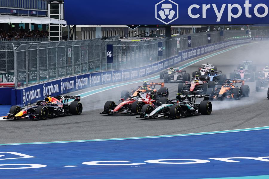 ドメニカリCEO、2026年F1規則批判に反論 　“純粋主義者”との対立続くか