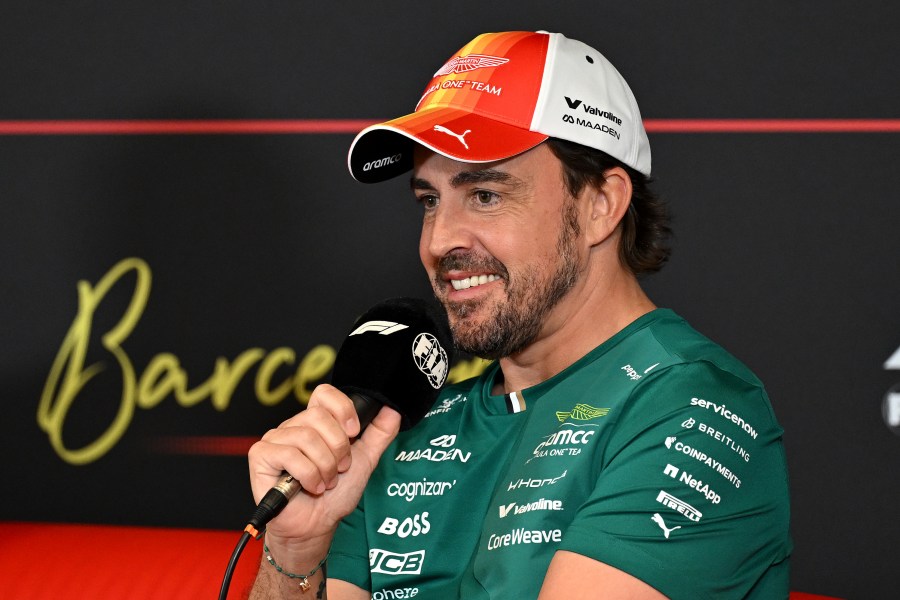 アロンソ、アルピーヌF1復帰説が再燃！「すべてのシナリオにオープン」低迷アストンマーティン・ホンダで去就揺れる