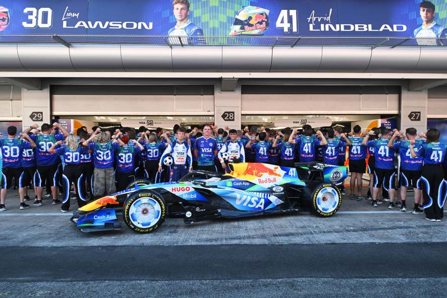 F1バルセロナ・カタルーニャGP限定の特別カラーを披露　レーシングブルズF1がサッカー仕様に