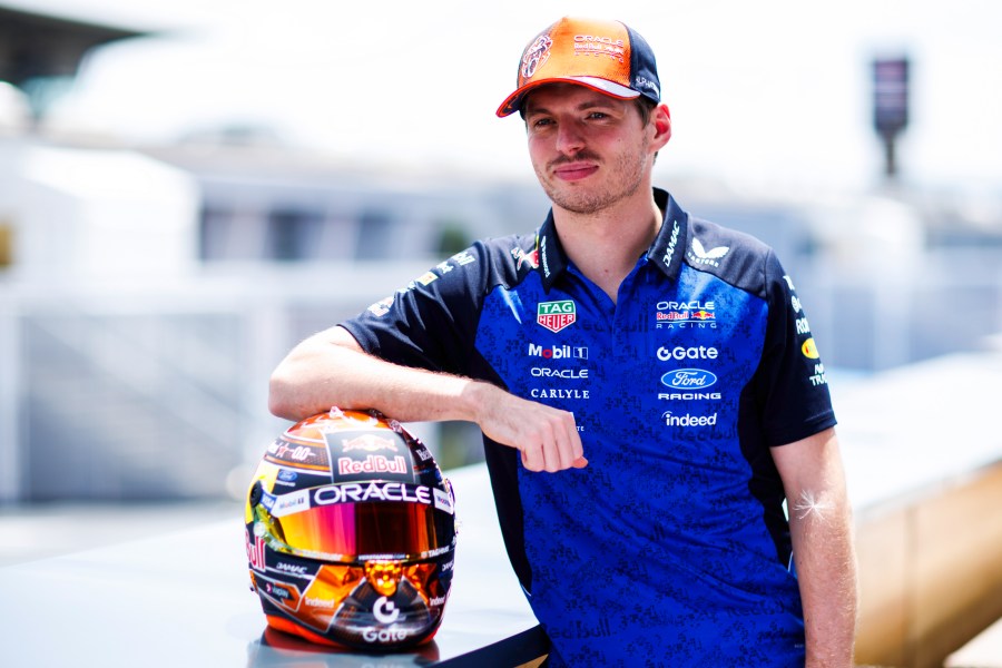 フェルスタッペン、3戦限定ヘルメット披露　レッドブルF1母国GPで反撃の新パッケージに期待