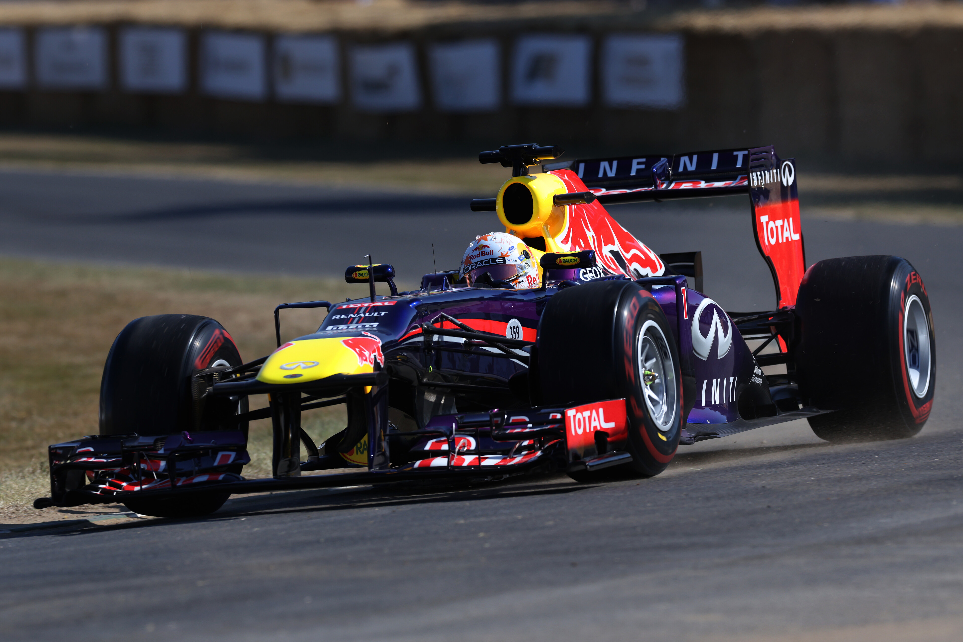 角田裕毅が担うF1リザーブの“見えない仕事”とは？ 　シミュレーターで支援、緊急出走にも備える