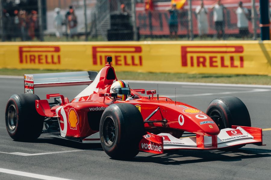 ベッテル、シューマッハのフェラーリを駆り涙の告白「君が運転してよ。これは君のものだから」F2002で感情あふれる走行「数秒間だけ、彼になったような感覚」