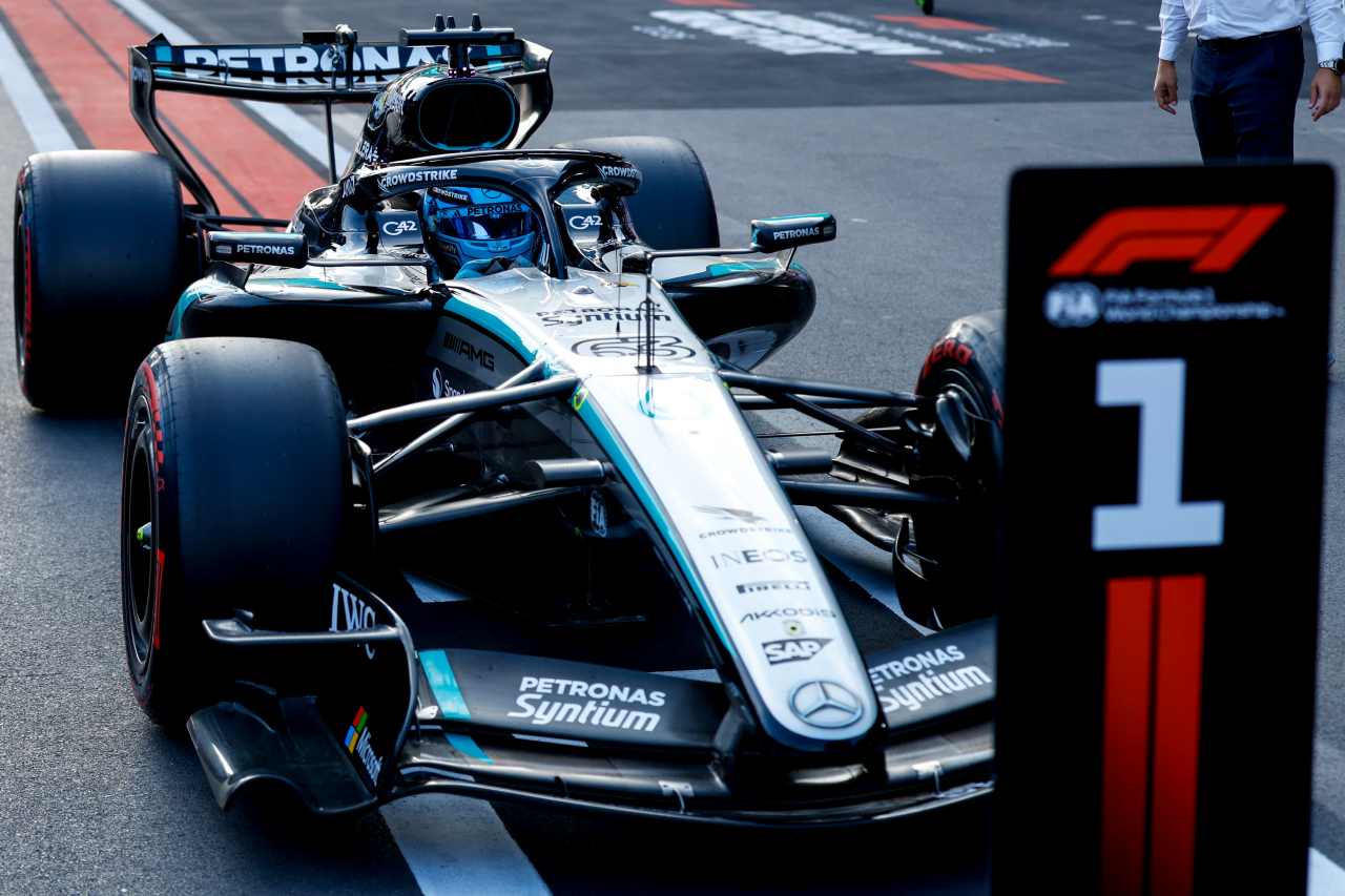 【F1アゼルバイジャンGP｜決勝タイム差】7台リタイアの波乱！ラッセル、フェルスタッペン振り切り完勝！復帰ハジャー3位　アントネッリ16番手→5位