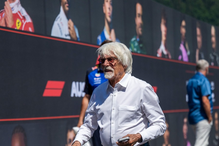 95歳の元F1最高責任者エクレストン、散弾銃を持って空港へ　「逮捕」報道を否定、銃は引き渡し