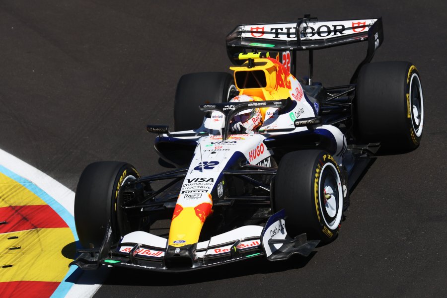 【F1スペインGP｜FP2ダイジェスト】角田裕毅8番手、親指を立て皮肉「彼は何をやっているんだ！いいね」　僚友リンドブラッドはクラッシュ！　アントネッリ首位