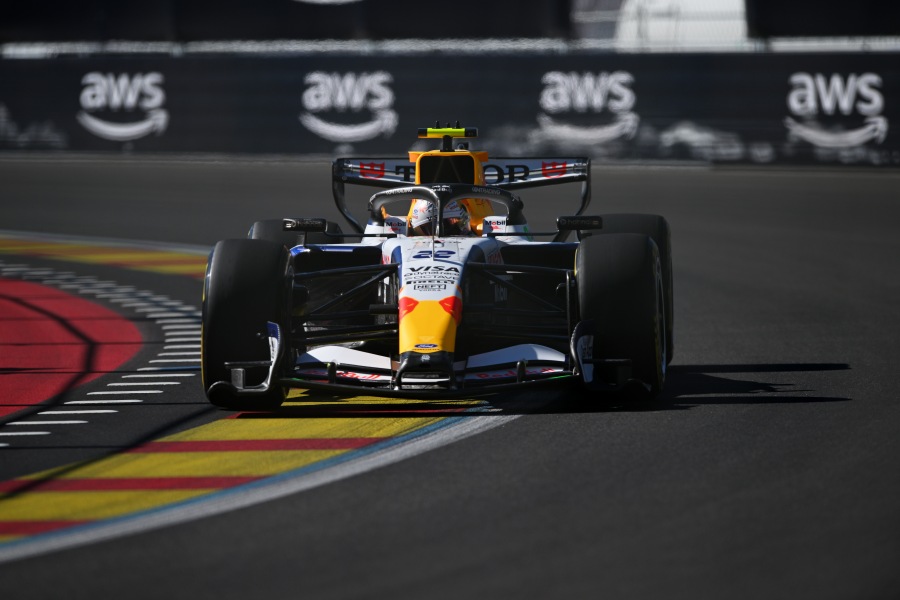 【F1スペインGP｜決勝】角田裕毅、スタート直後にサインツと接触･･･マシンから火花、ダメージ抱え1周遅れ14位