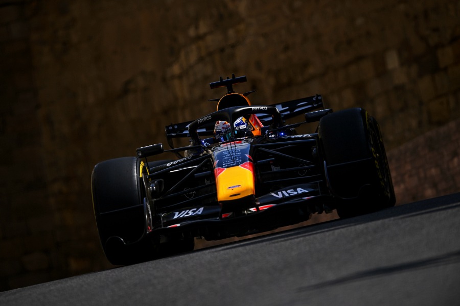 【F1アゼルバイジャンGP｜FP3タイム差】フェルスタッペン、壁に擦りながら首位！ラッセルは衝突寸前、ストロールは壁接触でパンク、木の枝でVSCも